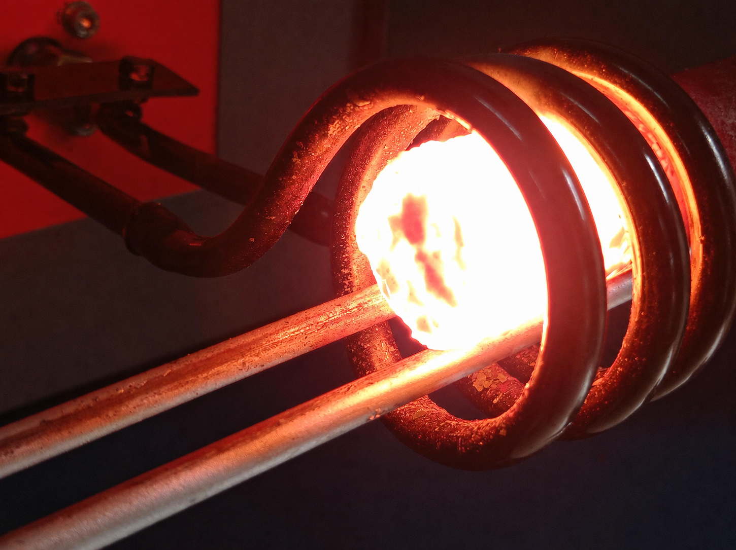 Peça metálica aquecida por indução em indutor helicoidal